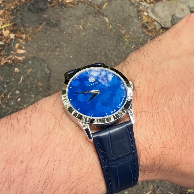 Montre UKIYO avec cadran bleu gravé à la main et émaillé